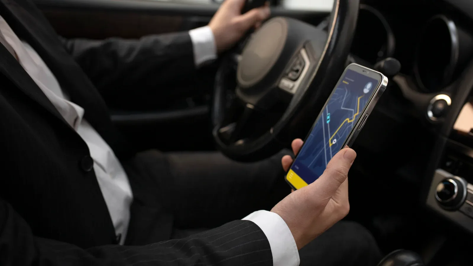 Chauffeur consultant l'itinéraire sur son smartphone