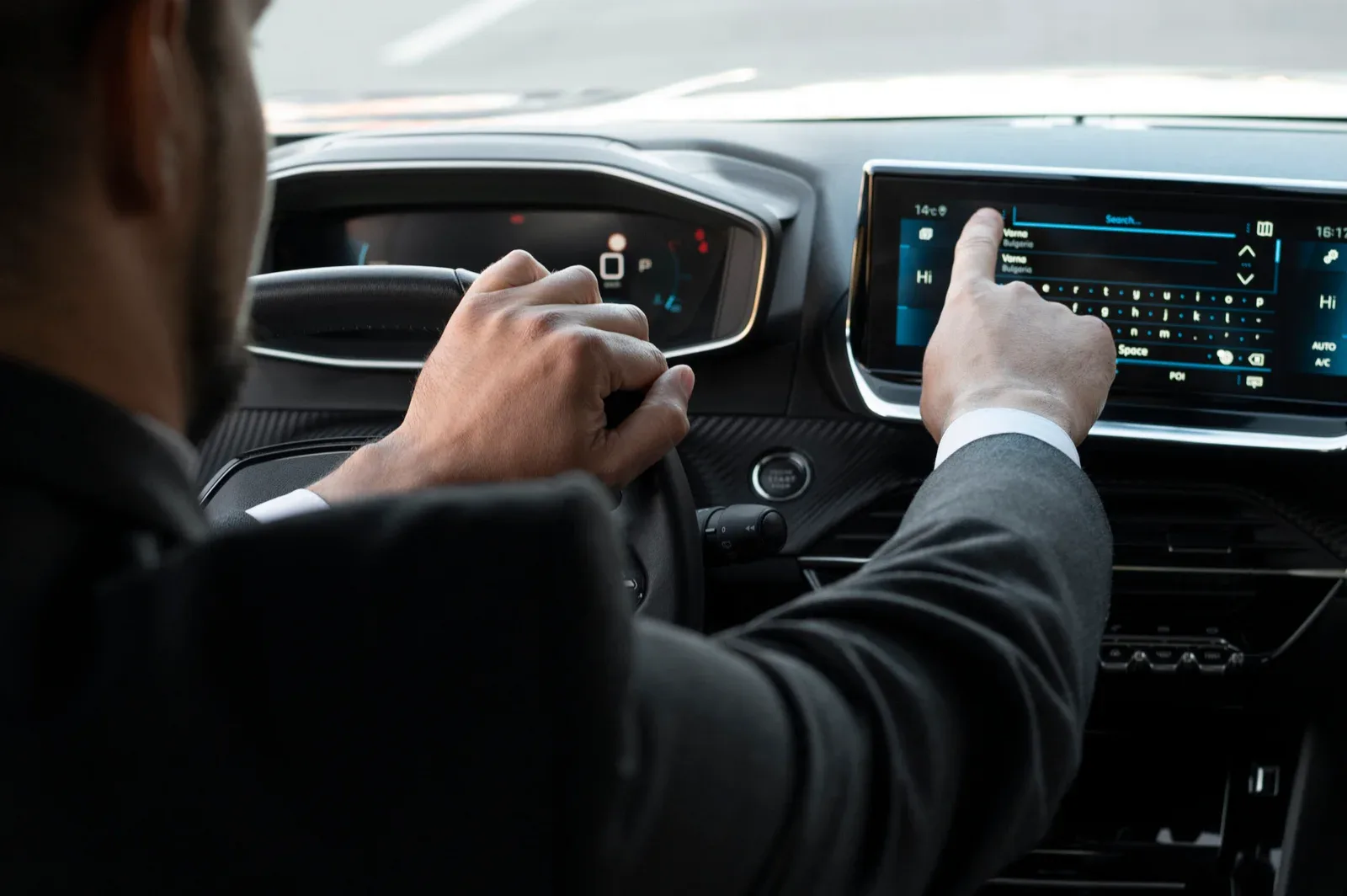 Chauffeur en costume au volant