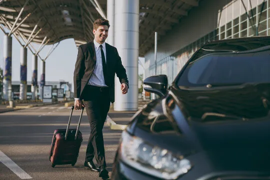 Voyageur rejoignant son véhicule à l'aéroport